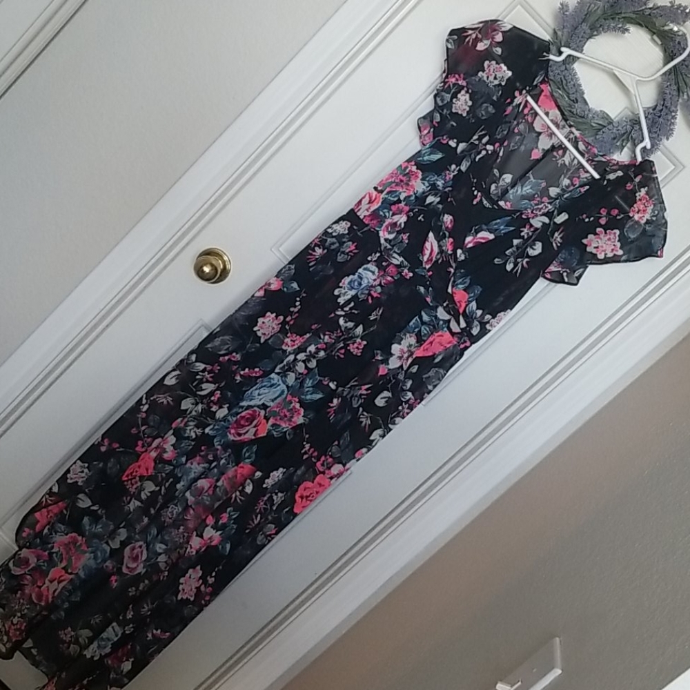 ✨NEW LISTING ✨Express Floral Maxi Dress